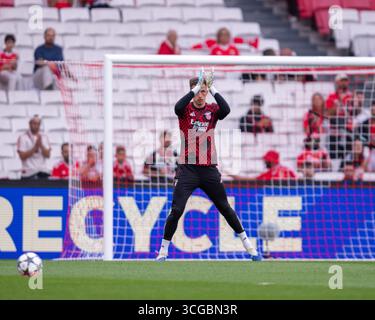 Lisboa, Lisboa, Portogallo. 27 agosto 2025. ANATOLIY TRUBIN di SL Benfica visto in fase di riscaldamento durante la partita di playoff della UEFA Champions League tra SL Benfica e Fenerbahce SK all'Estadio do Sport Lisboa e Benfica il 27 agosto 2025 a Lisboa, Portogallo. (Credit Image: © Miguel Lemos/ZUMA Press Wire) SOLO PER USO EDITORIALE! Non per USO commerciale! Foto Stock