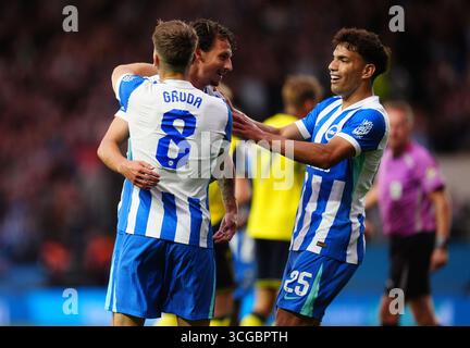 Olivier Boscagli di Brighton e Hove Albion (centro) festeggia con Brajan Gruda (sinistra) e Diego Gomez (destra) dopo aver segnato il suo primo gol ai lati durante la partita del secondo turno della Carabao Cup all'Hill Kassam Stadium di Oxford. Data foto: Mercoledì 27 agosto 2025. Foto Stock
