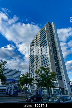 Vista verticale della torre universitaria tu Berlin (Technische Universität) e del cielo estivo a Charlottenburg. Foto Stock