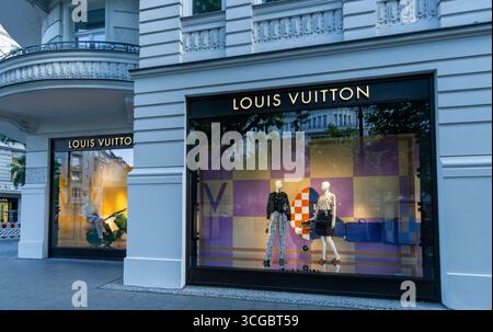 Boutique Louis Vuitton a Berlino Kurfürstendamm con eleganti vetrine e facciata in vetro di marca nel quartiere dello shopping di lusso. Foto Stock