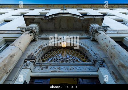 Vista ad angolo basso dell'ingresso dell'ex edificio Evangelischer Oberkirchenrat di Berlino. Foto Stock