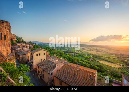 Montepulciano, borgo medievale italiano, vista panoramica al tramonto e chiesa di San Biagio sullo sfondo. Provincia di Siena, regione Toscana, Italia, EUR Foto Stock