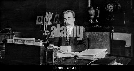 Ritratto di … tienne ClÈmentel, ministro del commercio francese, che ha presieduto la Conferenza economica alleata a Parigi, giugno 1916, pubblicato a LíIllustration. La conferenza si concentrò sul coordinamento del commercio in tempo di guerra, delle risorse e delle politiche finanziarie tra le potenze alleate. ClÈmentel giocò un ruolo centrale nel plasmare la strategia economica francese durante la prima guerra mondiale, rafforzando la cooperazione tra gli Alleati per garantire forniture e sicurezza economica del dopoguerra. Foto Stock