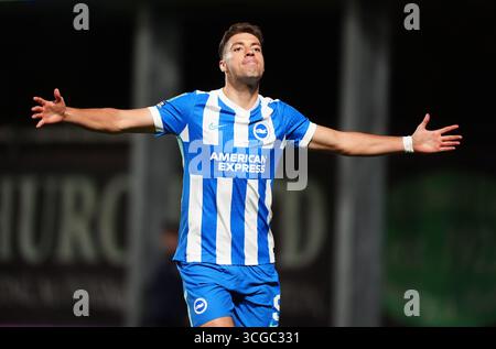 Stefanos Tzimas di Brighton e Hove Albion festeggia dopo aver segnato il quarto gol a squadre durante la partita del secondo turno della Carabao Cup all'Hill Kassam Stadium di Oxford. Data foto: Mercoledì 27 agosto 2025. Foto Stock