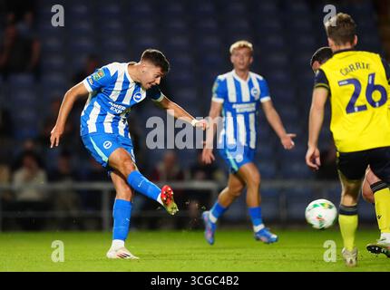 Stefanos Tzimas di Brighton e Hove Albion (a sinistra) segna il suo quinto gol ai lati durante la partita del secondo turno della Carabao Cup all'Hill Kassam Stadium di Oxford. Data foto: Mercoledì 27 agosto 2025. Foto Stock