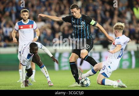 Hans Vanaken (centro) del Club Brugge in azione durante la partita dei play-off della Champions League allo stadio Jan Breydel di Bruges, Belgio. Data foto: Mercoledì 27 agosto 2025. Foto Stock