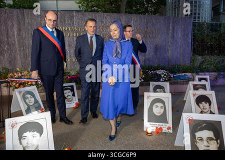 Maryam Rajavi è accanto a Geoffroy Boulard, Jean-Francois Legaret e Jean-Didier Berthault, alla cerimonia commemorativa fuori dal municipio del 17° distretto di Parigi, in onore dei martiri del massacro iraniano del 1988. Sono esposti ritratti di giovani vittime, tra cui Robabeh Abadi (18). Il municipio del 17° distretto di Parigi ha ospitato una conferenza di alto profilo dal titolo - Iran Insurgé face au régime des exécutions che ha riunito Maryam Rajavi, presidente eletto dell'NCRI, Geoffroy Boulard, sindaco di Paris-17, giuristi internazionali tra cui il professor Javaid Rehman (ex relatore speciale delle Nazioni Unite per l'Iran) Foto Stock