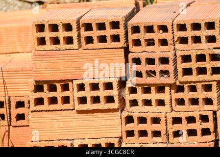 Elementi architettonici con uno sfondo di mattoni di argilla cava Foto Stock
