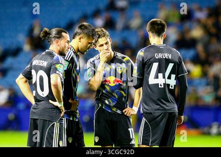 Hillsborough Stadium, Sheffield, Inghilterra - 26 agosto 2025 Jack Harrison (20), Joel Piroe (10), Brenden Aaronson (11) e Ilia Gruev (44) del Leeds United discutono il calcio di punizione - durante la partita Sheffield Wednesday V Leeds United, Carabao Cup Round 2, 2025/26, Hillsborough Stadium, Sheffield, Inghilterra - 26 agosto 2025 crediti: Arthur Haigh/WhiteRosePhotos Live News/Alamy Live Foto Stock