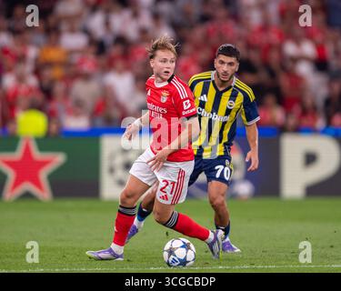 Lisboa, Lisboa, Portogallo. 27 agosto 2025. ANDREAS SCHJELDERUP di SL Benfica visto in azione durante la partita di playoff della UEFA Champions League tra SL Benfica e Fenerbahce SK all'Estadio do Sport Lisboa e Benfica il 27 agosto 2025 a Lisbona, Portogallo. (Credit Image: © Miguel Lemos/ZUMA Press Wire) SOLO PER USO EDITORIALE! Non per USO commerciale! Foto Stock