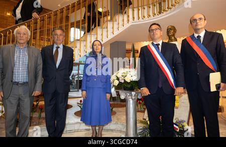 Parigi, Francia. 26 agosto 2025. Da sinistra a destra: Gilbert Mitterrand (presidente della Fondazione Mitterrand), Jean-Francois Legaret (presidente della Fondazione studi Medio Oriente ed ex sindaco del primo distretto di Parigi), Maryam Rajavi (presidente eletto della NCRI), Geoffroy Boulard (sindaco del 17° distretto di Parigi), e Jean-Didier Berthault, consigliere parigino incaricato delle esecuzioni capitali europee e internazionali del 17° distretto. Il Municipio del 17° distretto di Parigi ha ospitato un Foto Stock