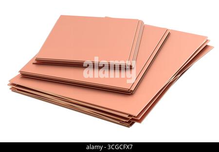 Fogli di rame impilati, materie prime industriali. Rendering 3D isolato su sfondo bianco Foto Stock