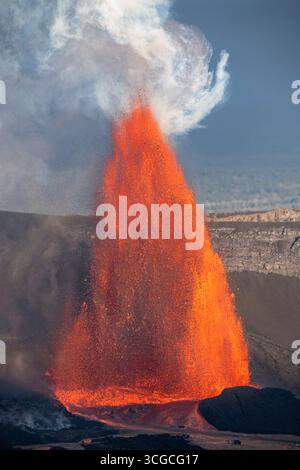Una fontana di lava calda si innalza a 1000 metri di altezza dalla caldera del cratere Halemaumau, emettendo gas vulcanici tossici, il vulcano Kilauea, l'isola delle Hawaii Foto Stock
