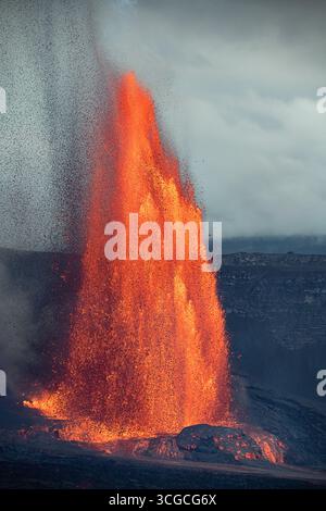 Una fontana di lava calda spara oltre 1000 metri dalla caldera del cratere Halemaumau, dal vulcano Kilauea, dal Parco Nazionale dei Vulcani delle Hawaii e dall'Isola delle Hawaii Foto Stock
