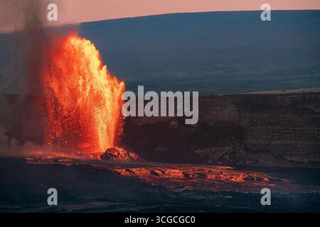 Una fontana di lava si innalza a 1000 metri dal cratere Halemaumau all'alba, con il vulcano Mauna Loa sullo sfondo, il vulcano Kilauea, Hawaii Island, USA Foto Stock