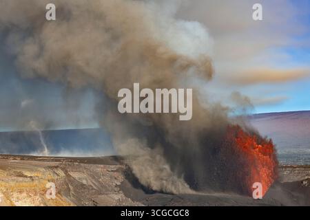 Una fontana di lava calda spara dal cratere di Halemaumau, liberando nuvole di ceneri e gas e generando un vortice, il vulcano Kilauea, Hawaii, Stati Uniti Foto Stock