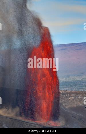 una fontana di lava calda si innalza per 1200 metri. Dal cratere di Halemaumau, scorie e gas, dal vulcano Kilauea, dal Parco Nazionale dei Vulcani delle Hawaii, USA Foto Stock
