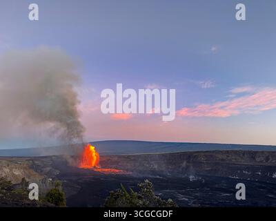 Una fontana di lava calda spara a centinaia di metri dal cratere Halemaumau, versando lava sul pavimento della caldera all'alba, sul vulcano Kilauea, Hawaii Foto Stock