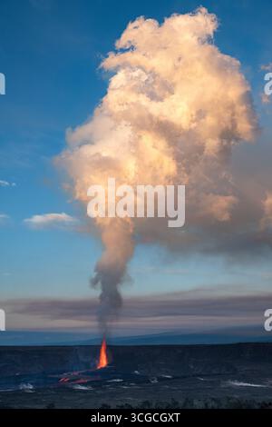 una fontana di lava calda si innalza per 1000 metri. Dal cratere di Halemaumau, che emette un pennacchio molto più alto di vapore e gas vulcanici, il vulcano Kilauea, Hawaii, Stati Uniti Foto Stock