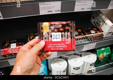 Los Angeles, California, Stati Uniti - 02-19-2020: Una vista di una mano che regge un pacchetto di cioccolato Ritter Sport Dark, presso il negozio. Foto Stock