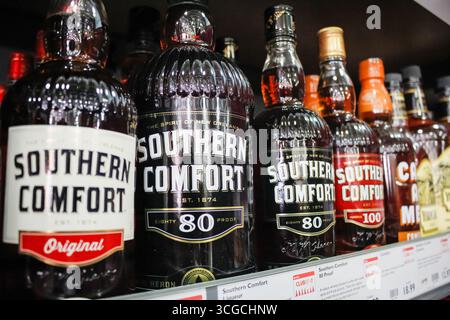 Los Angeles, California, Stati Uniti - 02-19-2020: Una vista ravvicinata di diverse bottiglie di comfort meridionale in mostra in un negozio di alimentari locale. Foto Stock