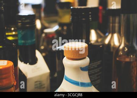 Vista di diverse bottiglie di vetro di aceto balsamico d'annata e olio d'oliva. Foto Stock