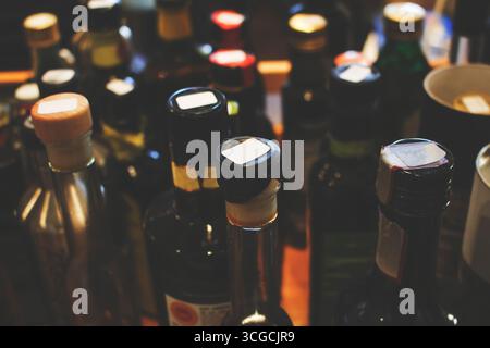 Vista di diverse bottiglie di vetro di aceto balsamico e olio d'oliva. Foto Stock