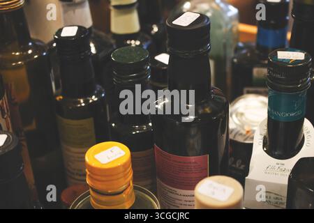 Los Angeles, California, Stati Uniti - 02-23-2020: Vista ravvicinata di diverse bottiglie di vetro di olio d'oliva e aceto balsamico. Foto Stock