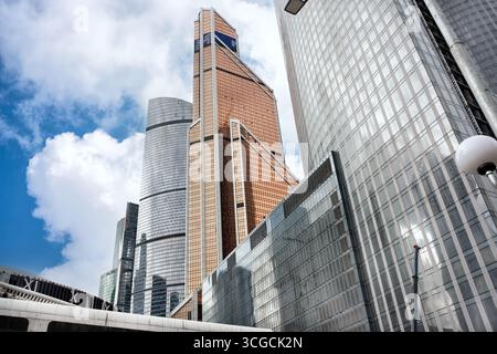 Splendidi grattacieli alti sullo sfondo di un cielo blu brillante: Mosca, Russia - 12 ottobre 2022 Foto Stock