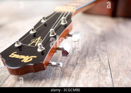 Los Angeles, California, Stati Uniti - 05-07-2020: Una vista ravvicinata della testa di una chitarra acustica Ibanez. Foto Stock