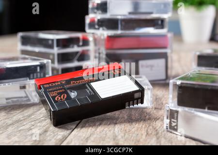 Los Angeles, California, Stati Uniti - 05-07-2020: Una vista ravvicinata di diversi nastri di registrazione MiniDV del marchio Sony, in un ambiente di natura morta. Foto Stock