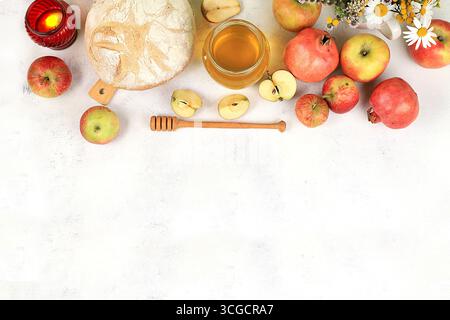 Composizione autunnale con mele, miele, melograno e candela. Concetto di raccolta, Capodanno ebraico Rosh Hashanah background, cibo ecologico. Sano Foto Stock