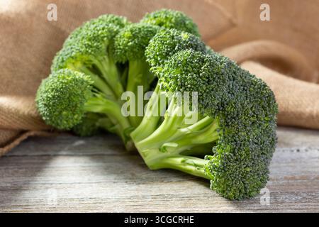 Una vista ravvicinata delle teste di broccoli. Foto Stock