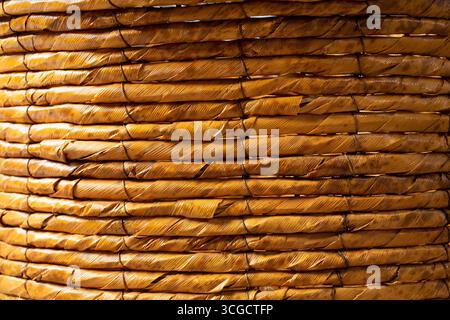Vista ravvicinata della trama del cestino di vimini, come immagine di sfondo. Foto Stock