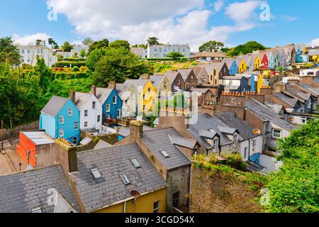 Il pittoresco e colorato Deck of Cards, una fila di case cittadine dai colori vivaci viste dal parco Garden of Reflection sulla costa di Cobh, Irlanda. Foto Stock
