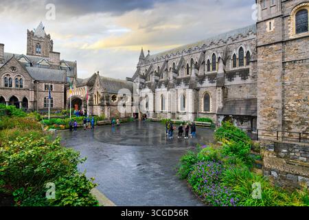 I turisti attendono sotto la pioggia fuori dalla Christ Church Cathedral of the Holy Trinity dell'XI secolo, nel centro storico di Dublino, Irlanda. Foto Stock