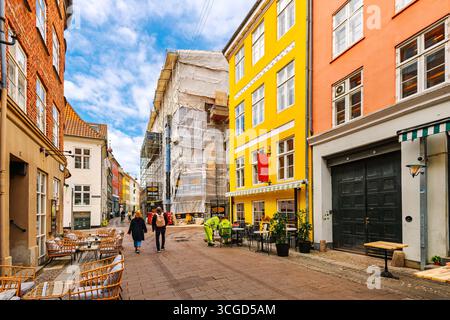 Negozi colorati e caffetterie lungo la via Kompagnistræde nel centro storico di Copenaghen, Danimarca. Foto Stock