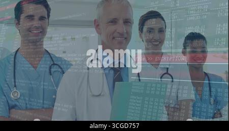 Medici in piedi in scrub e camici da laboratorio che esaminano la sovrapposizione del codice in sala con tablet e stetoscopi Foto Stock