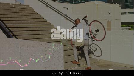 Un uomo d'affari che porta la bicicletta e porta le valigie su gradini in cemento in piazza, sovrapposizione cartografica, spazio fotocopie Foto Stock