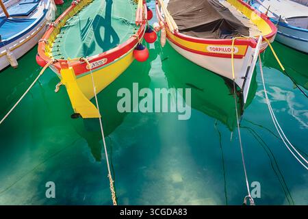 Piccole imbarcazioni da pesca tradizionali ormeggiate a Port Lympia, Nizza, Alpes Maritimes, Costa Azzurra, Francia Foto Stock