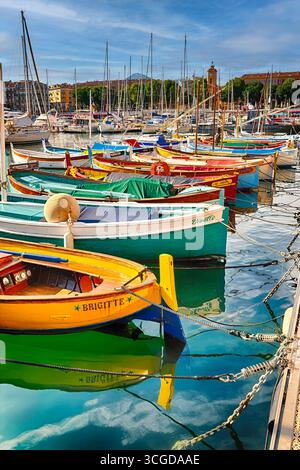 Porto di Nizza con piccole imbarcazioni da pesca tradizionali Foto Stock