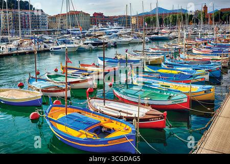 Porto di Nizza con piccole imbarcazioni da pesca tradizionali Foto Stock