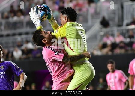 Fort Lauderdale, Stati Uniti. 27 agosto 2025. L'attaccante di Miami Lionel messi (10) e il portiere dell'Orlando City SC Pedro Gallese (1) si scontrano mentre Gallese afferra la palla fuori dall'aria alla Leagues Cup 27 agosto 2025 al Chase Stadium di Fort Lauderdale, Florida. (Foto di JC Ruiz/Sipa USA) credito: SIPA USA/Alamy Live News Foto Stock