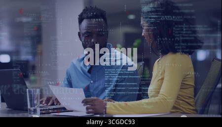 Collaborazione con colleghi di lavoro che esaminano documenti in sala conferenze con un laptop o un bicchiere d'acqua Foto Stock