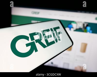 Germania. 19 agosto 2025. In questa immagine, uno smartphone con il logo della società di produzione statunitense Greif Inc. È visibile sullo schermo davanti al sito Web. (Foto di Timon Schneider/SOPA Images/Sipa USA) *** esclusivamente per notizie editoriali **** credito: SIPA USA/Alamy Live News Foto Stock