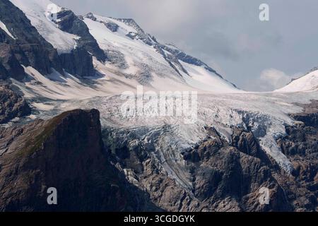 Il ghiacciaio Pasterze è visto dal Gamsgrubenweg vicino alla Grossglockner Hochalpenstrasse, conosciuta anche come Grossglockner High Alpine Road. È la strada di passo di montagna più alta dell'Austria, che prende il nome dalla montagna più alta dell'Austria. Heiligenblut Carinzia Austria Foto Stock