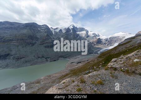 Il Grossglockner e il ghiacciaio Pasterze sono visti dal Gamsgrubenweg vicino alla Grossglockner Hochalpenstrasse, conosciuta anche come Grossglockner High Alpine Road. È la strada di passo di montagna più alta dell'Austria, che prende il nome dalla montagna più alta dell'Austria. Heiligenblut Carinzia Austria Foto Stock