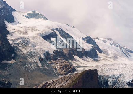 Il ghiacciaio Pasterze è visto dal Gamsgrubenweg vicino alla Grossglockner Hochalpenstrasse, conosciuta anche come Grossglockner High Alpine Road. È la strada di passo di montagna più alta dell'Austria, che prende il nome dalla montagna più alta dell'Austria. Heiligenblut Carinzia Austria Foto Stock