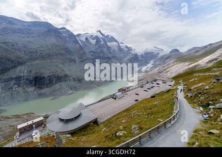 Il ghiacciaio Grossglockner e Pasterze sono visti dall'alto della Grossglockner Hochalpenstrasse, conosciuta anche come Grossglockner High Alpine Road. È la strada di passo di montagna più alta dell'Austria, che prende il nome dalla montagna più alta dell'Austria. Heiligenblut Carinzia Austria Foto Stock