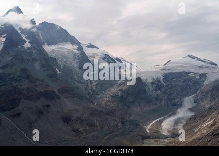 Il ghiacciaio Grossglockner e Pasterze sono visti dall'alto della Grossglockner Hochalpenstrasse, conosciuta anche come Grossglockner High Alpine Road. È la strada di passo di montagna più alta dell'Austria, che prende il nome dalla montagna più alta dell'Austria. Heiligenblut Carinzia Austria Foto Stock